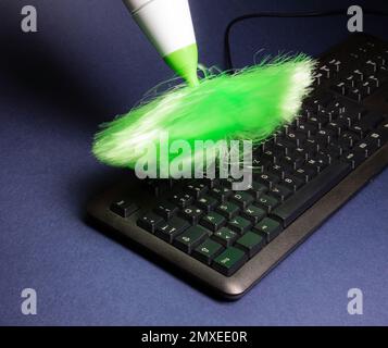 nettoyage d'un clavier d'ordinateur de la poussière à l'aide d'une brosse électrique Banque D'Images