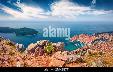 Photographie aérienne de paysage. Une vue incroyable sur la ville de Dubrovnik le matin. Étonnante scène de printemps de Croatie, Europe. Beau monde méditerranéen Banque D'Images