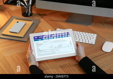 Femme avec une tablette moderne à l'intérieur, gros plan. Assurance maladie Banque D'Images