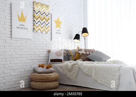 Intérieur de la chambre d'enfant avec lit et jolies affiches sur le mur Banque D'Images