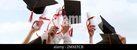 Groupe d'étudiants avec des diplômes à l'extérieur, en gros plan. Bannière Banque D'Images