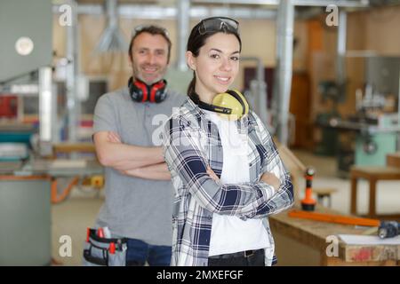 travailleurs dans un atelier de métal homme et femme Banque D'Images