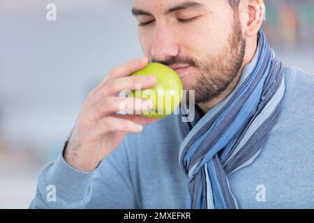 jeune homme dans le concept de régime et de saine alimentation Banque D'Images