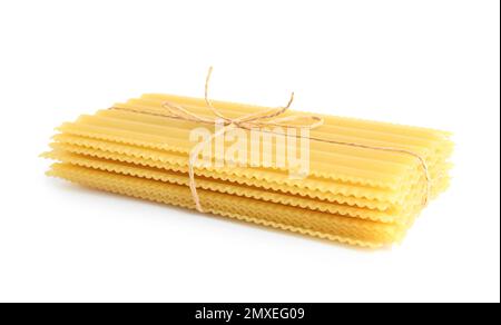 Pile de feuilles de lasagne non cuites isolées sur blanc Banque D'Images