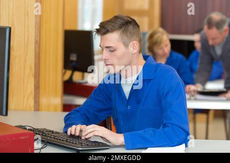 étudiant en cours d'informatique Banque D'Images