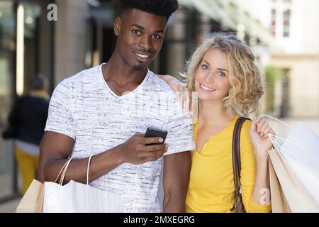 bon couple shopping en ville Banque D'Images