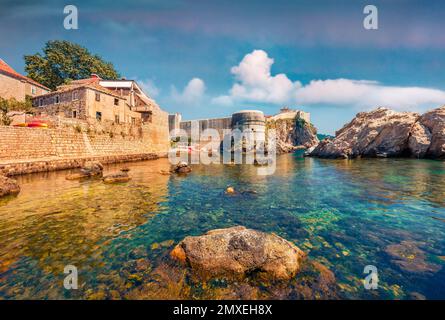 Сharm des anciennes villes d'Europe. Vue ensoleillée le matin sur le célèbre fort Bokar dans la ville de Dubrovnik. Captivant paysage marin d'été de la mer Adriatique, Croa Banque D'Images