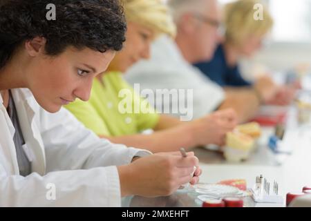 groupe de techniciens orthodontiques au travail Banque D'Images