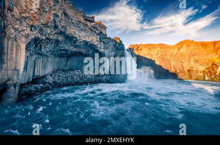 Superbe vue d'été sur Aldeyjarfoss, cascade entourée de colonnes de basalte noires. Pittoresque scène matinale de la rivière Skjalfandafljot. Étonnant Banque D'Images