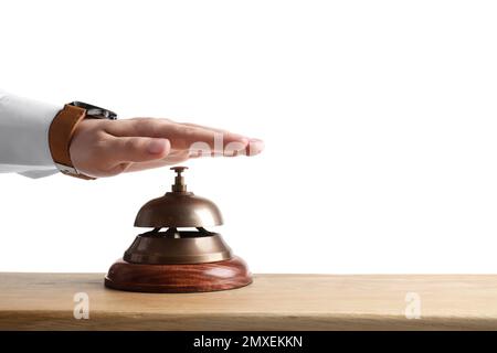 Un homme sonnant la cloche de service de l'hôtel à une table en bois Banque D'Images