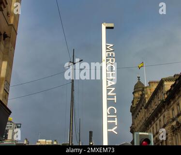 Glasgow, Écosse, Royaume-Uni 3rd février 2023. Météo au Royaume-Uni : la place ensoleillée de George a vu le marqueur de la ville marchande à l'angle de la place. Crédit Gerard Ferry/Alay Live News Banque D'Images