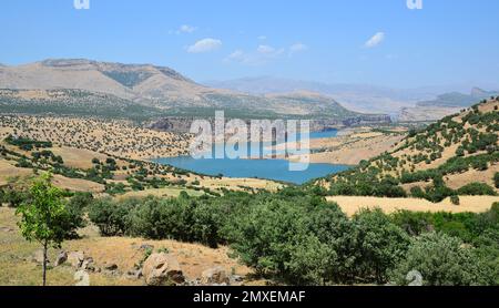 La rivière Euphrate par un jour ensoleillé avec un ciel bleu en arrière-plan Banque D'Images