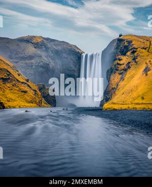 Magnifique paysage d'automne. Vue pittoresque du matin sur la cascade de Skogafoss. Superbe scène d'automne de la rivière Skoga. Paysage incroyable de l'Islande, l'Europe. Être Banque D'Images