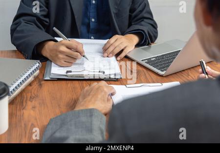 Le gestionnaire ou les ressources humaines passent des entrevues pour le poste de l'employé et le curriculum vitae de la demande au bureau. Banque D'Images