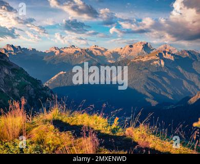 Magnifique paysage d'automne. Vue matinale ensoleillée du groupe Piz BoE depuis Passo di Giau. Majestueuse scène d'été des Alpes Dolomites, Cortina d'Ampezzo emplacement, Banque D'Images