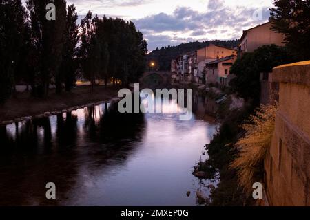 Coucher de soleil sur la rivière Matarriya. Province de Teruel Banque D'Images