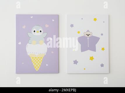 Différentes photos mignonnes sur un mur blanc. Éléments intérieurs de la chambre des enfants Banque D'Images