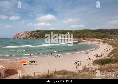 Minorque, Espagne-31 août 2015: Baigneurs en fin d'après-midi sur la plage de minorque Banque D'Images