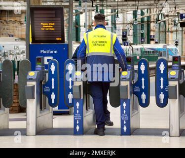 Guichet de l'opérateur du service clientèle sur la barrière à la gare centrale de Glasgow, Écosse, Royaume-Uni Banque D'Images