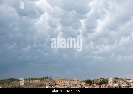 Valderrobres, Espagne. 14 août 2020 : nuages au-dessus de la vue sur le village médiéval de la province de Teruel avec le château de Calatravo Banque D'Images