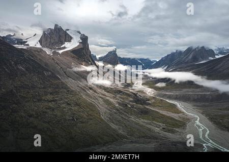 Face sud-ouest de Mt. Thor, la plus haute falaise verticale de la Terre, un jour nuageux de septembre. Randonnée dans la vallée sauvage et reculée de l'arctique du col Akshayuk, Baffin Banque D'Images