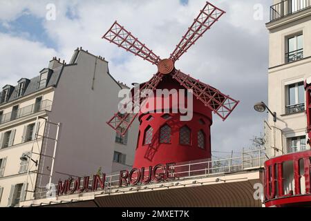 Le célèbre Moulin Rouge, Paris, France Banque D'Images