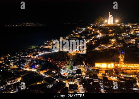 Une prise de vue aérienne de l'île Janitzio la nuit dans le lac Patzcuaro, dans l'État de Michoacan, au Mexique. Banque D'Images