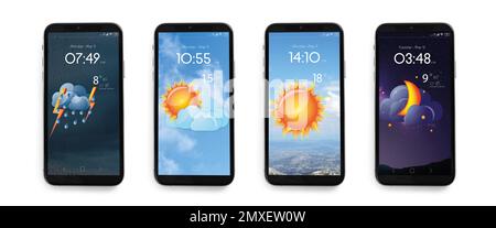 Ensemble de smartphones avec application de prévisions météo ouverte sur fond blanc, vue de dessus. Bannière Banque D'Images