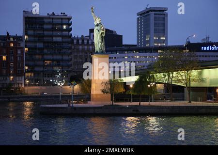 Statue de la liberté sur l'Île aux Cygnes, Seine à Paris, France Banque D'Images