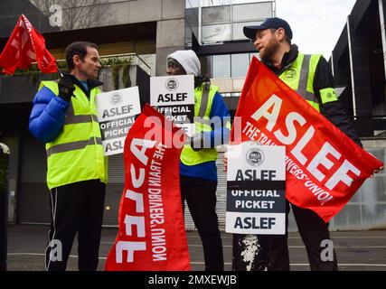 Londres, Royaume-Uni. 3rd février 2023. Le piquet ASLEF à l'extérieur de la gare d'Euston en tant que conducteurs de train poursuit leur grève. Banque D'Images