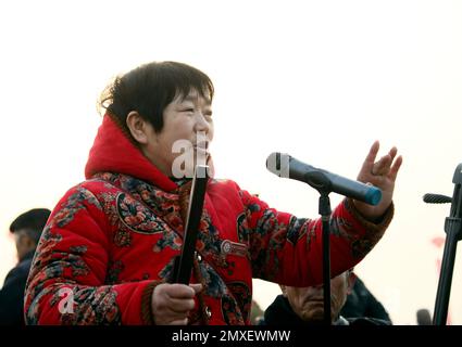 (230203) -- BAOFENG, le 3 février 2023 (Xinhua) -- Un artiste folklorique se produit à la foire de Quyi, dans le village de Mazie, dans le comté de Baofeng, dans la province de Henan, au centre de la Chine, le 3 février 2023. La foire de Majie Quyi a repris ses événements hors ligne après trois ans de suspension vendredi, le 13th jour du premier mois sur le calendrier lunaire chinois. Des artistes folkloriques de tout le pays se sont rassemblés dans le village de Mazie pour participer à la foire. La foire d'art populaire de Majie a une histoire de plus de 700 ans. L'événement serait originaire d'un artiste populaire prestigieux dans le village, dont de nombreux disciples se sont réunis pour célébrer h. Banque D'Images