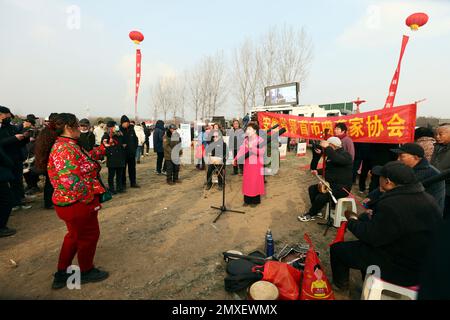 (230203) -- BAOFENG, le 3 février 2023 (Xinhua) -- des artistes folkloriques se produisent au salon Quyi, dans le village de Mazie, dans le comté de Baofeng, dans la province de Henan, au centre de la Chine, le 3 février 2023. La foire de Majie Quyi a repris ses événements hors ligne après trois ans de suspension vendredi, le 13th jour du premier mois sur le calendrier lunaire chinois. Des artistes folkloriques de tout le pays se sont rassemblés dans le village de Mazie pour participer à la foire. La foire d'art populaire de Majie a une histoire de plus de 700 ans. L'événement serait originaire d'un artiste populaire prestigieux dans le village, dont de nombreux disciples se sont réunis pour célébrer son Banque D'Images