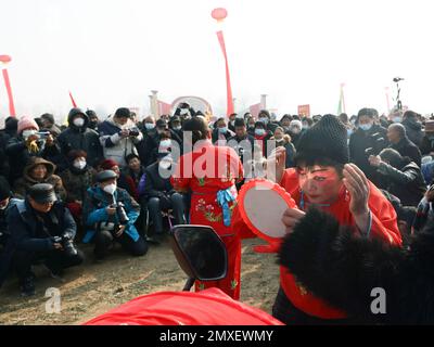 (230203) -- BAOFENG, le 3 février 2023 (Xinhua) -- Un artiste folklorique se maquille à la foire de Quyi, dans le village de Mazie, dans le comté de Baofeng, dans la province de Henan, au centre de la Chine, le 3 février 2023. La foire de Majie Quyi a repris ses événements hors ligne après trois ans de suspension vendredi, le 13th jour du premier mois sur le calendrier lunaire chinois. Des artistes folkloriques de tout le pays se sont rassemblés dans le village de Mazie pour participer à la foire. La foire d'art populaire de Majie a une histoire de plus de 700 ans. L'événement serait originaire d'un artiste populaire prestigieux dans le village, dont de nombreux disciples se sont réunis à celebb Banque D'Images