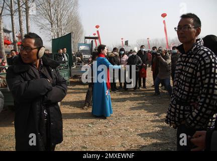 (230203) -- BAOFENG, le 3 février 2023 (Xinhua) -- Un artiste folklorique se produit à la foire de Quyi, dans le village de Mazie, dans le comté de Baofeng, dans la province de Henan, au centre de la Chine, le 3 février 2023. La foire de Majie Quyi a repris ses événements hors ligne après trois ans de suspension vendredi, le 13th jour du premier mois sur le calendrier lunaire chinois. Des artistes folkloriques de tout le pays se sont rassemblés dans le village de Mazie pour participer à la foire. La foire d'art populaire de Majie a une histoire de plus de 700 ans. L'événement serait originaire d'un artiste populaire prestigieux dans le village, dont de nombreux disciples se sont réunis pour célébrer h. Banque D'Images
