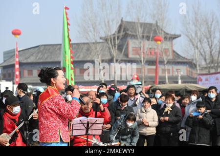 (230203) -- BAOFENG, le 3 février 2023 (Xinhua) -- Un artiste folklorique se produit à la foire de Quyi, dans le village de Mazie, dans le comté de Baofeng, dans la province de Henan, au centre de la Chine, le 3 février 2023. La foire de Majie Quyi a repris ses événements hors ligne après trois ans de suspension vendredi, le 13th jour du premier mois sur le calendrier lunaire chinois. Des artistes folkloriques de tout le pays se sont rassemblés dans le village de Mazie pour participer à la foire. La foire d'art populaire de Majie a une histoire de plus de 700 ans. L'événement serait originaire d'un artiste populaire prestigieux dans le village, dont de nombreux disciples se sont réunis pour célébrer h. Banque D'Images