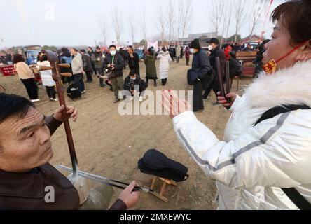 (230203) -- BAOFENG, le 3 février 2023 (Xinhua) -- des artistes folkloriques se produisent au salon Quyi, dans le village de Mazie, dans le comté de Baofeng, dans la province de Henan, au centre de la Chine, le 3 février 2023. La foire de Majie Quyi a repris ses événements hors ligne après trois ans de suspension vendredi, le 13th jour du premier mois sur le calendrier lunaire chinois. Des artistes folkloriques de tout le pays se sont rassemblés dans le village de Mazie pour participer à la foire. La foire d'art populaire de Majie a une histoire de plus de 700 ans. L'événement serait originaire d'un artiste populaire prestigieux dans le village, dont de nombreux disciples se sont réunis pour célébrer son Banque D'Images