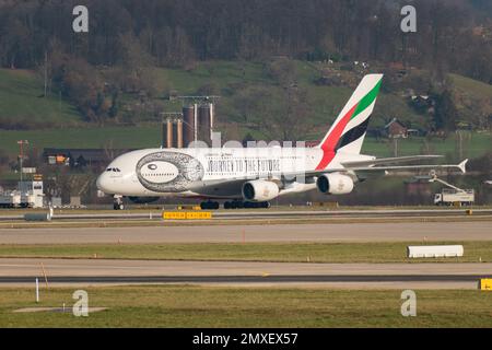 Zurich, Suisse, 20 janvier 2023 Emirates Airbus A380-861 est en train de rouler à sa position de décollage Banque D'Images