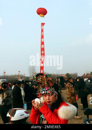 (230203) -- BAOFENG, le 3 février 2023 (Xinhua) -- Un artiste folklorique se maquille à la foire de Quyi, dans le village de Mazie, dans le comté de Baofeng, dans la province de Henan, au centre de la Chine, le 3 février 2023. La foire de Majie Quyi a repris ses événements hors ligne après trois ans de suspension vendredi, le 13th jour du premier mois sur le calendrier lunaire chinois. Des artistes folkloriques de tout le pays se sont rassemblés dans le village de Mazie pour participer à la foire. La foire d'art populaire de Majie a une histoire de plus de 700 ans. L'événement serait originaire d'un artiste populaire prestigieux dans le village, dont de nombreux disciples se sont réunis à celebb Banque D'Images