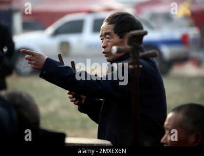 (230203) -- BAOFENG, le 3 février 2023 (Xinhua) -- Un artiste folklorique se produit à la foire de Quyi, dans le village de Mazie, dans le comté de Baofeng, dans la province de Henan, au centre de la Chine, le 3 février 2023. La foire de Majie Quyi a repris ses événements hors ligne après trois ans de suspension vendredi, le 13th jour du premier mois sur le calendrier lunaire chinois. Des artistes folkloriques de tout le pays se sont rassemblés dans le village de Mazie pour participer à la foire. La foire d'art populaire de Majie a une histoire de plus de 700 ans. L'événement serait originaire d'un artiste populaire prestigieux dans le village, dont de nombreux disciples se sont réunis pour célébrer h. Banque D'Images