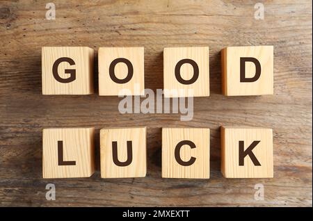 Cubes avec phrase BONNE CHANCE sur fond en bois, plat Banque D'Images