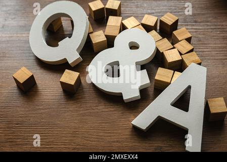 Concept de questions et réponses. Alphabet de bois des lettres q et a. Banque D'Images