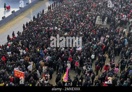 (230203) -- BAOFENG, 3 février 2023 (Xinhua) -- cette photo aérienne prise le 3 février 2023 montre la foire de Quyi dans le village de Majie, dans le comté de Baofeng, dans la province de Henan, au centre de la Chine. La foire de Majie Quyi a repris ses événements hors ligne après trois ans de suspension vendredi, le 13th jour du premier mois sur le calendrier lunaire chinois. Des artistes folkloriques de tout le pays se sont rassemblés dans le village de Mazie pour participer à la foire. La foire d'art populaire de Majie a une histoire de plus de 700 ans. L'événement serait originaire d'un artiste populaire prestigieux dans le village, dont de nombreux disciples se sont réunis à celebb Banque D'Images