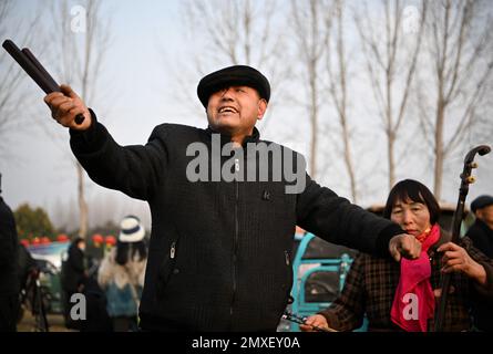 (230203) -- BAOFENG, le 3 février 2023 (Xinhua) -- des artistes folkloriques se produisent au salon Quyi, dans le village de Mazie, dans le comté de Baofeng, dans la province de Henan, au centre de la Chine, le 3 février 2023. La foire de Majie Quyi a repris ses événements hors ligne après trois ans de suspension vendredi, le 13th jour du premier mois sur le calendrier lunaire chinois. Des artistes folkloriques de tout le pays se sont rassemblés dans le village de Mazie pour participer à la foire. La foire d'art populaire de Majie a une histoire de plus de 700 ans. L'événement serait originaire d'un artiste populaire prestigieux dans le village, dont de nombreux disciples se sont réunis pour célébrer son Banque D'Images