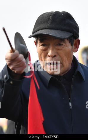 (230203) -- BAOFENG, le 3 février 2023 (Xinhua) -- Un artiste folklorique se produit à la foire de Quyi, dans le village de Mazie, dans le comté de Baofeng, dans la province de Henan, au centre de la Chine, le 3 février 2023. La foire de Majie Quyi a repris ses événements hors ligne après trois ans de suspension vendredi, le 13th jour du premier mois sur le calendrier lunaire chinois. Des artistes folkloriques de tout le pays se sont rassemblés dans le village de Mazie pour participer à la foire. La foire d'art populaire de Majie a une histoire de plus de 700 ans. L'événement serait originaire d'un artiste populaire prestigieux dans le village, dont de nombreux disciples se sont réunis pour célébrer h. Banque D'Images