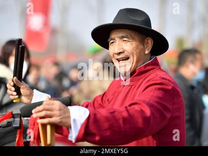 (230203) -- BAOFENG, le 3 février 2023 (Xinhua) -- Un artiste folklorique se produit à la foire de Quyi, dans le village de Mazie, dans le comté de Baofeng, dans la province de Henan, au centre de la Chine, le 3 février 2023. La foire de Majie Quyi a repris ses événements hors ligne après trois ans de suspension vendredi, le 13th jour du premier mois sur le calendrier lunaire chinois. Des artistes folkloriques de tout le pays se sont rassemblés dans le village de Mazie pour participer à la foire. La foire d'art populaire de Majie a une histoire de plus de 700 ans. L'événement serait originaire d'un artiste populaire prestigieux dans le village, dont de nombreux disciples se sont réunis pour célébrer h. Banque D'Images