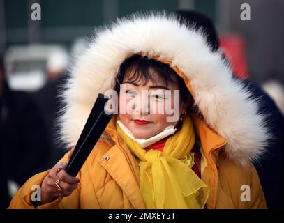 (230203) -- BAOFENG, le 3 février 2023 (Xinhua) -- Un artiste folklorique se produit à la foire de Quyi, dans le village de Mazie, dans le comté de Baofeng, dans la province de Henan, au centre de la Chine, le 3 février 2023. La foire de Majie Quyi a repris ses événements hors ligne après trois ans de suspension vendredi, le 13th jour du premier mois sur le calendrier lunaire chinois. Des artistes folkloriques de tout le pays se sont rassemblés dans le village de Mazie pour participer à la foire. La foire d'art populaire de Majie a une histoire de plus de 700 ans. L'événement serait originaire d'un artiste populaire prestigieux dans le village, dont de nombreux disciples se sont réunis pour célébrer h. Banque D'Images