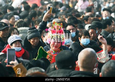 (230203) -- BAOFENG, le 3 février 2023 (Xinhua) -- Un artiste folklorique se produit à la foire de Quyi, dans le village de Mazie, dans le comté de Baofeng, dans la province de Henan, au centre de la Chine, le 3 février 2023. La foire de Majie Quyi a repris ses événements hors ligne après trois ans de suspension vendredi, le 13th jour du premier mois sur le calendrier lunaire chinois. Des artistes folkloriques de tout le pays se sont rassemblés dans le village de Mazie pour participer à la foire. La foire d'art populaire de Majie a une histoire de plus de 700 ans. L'événement serait originaire d'un artiste populaire prestigieux dans le village, dont de nombreux disciples se sont réunis pour célébrer h. Banque D'Images