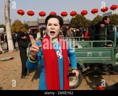 (230203) -- BAOFENG, le 3 février 2023 (Xinhua) -- Un artiste folklorique se produit à la foire de Quyi, dans le village de Mazie, dans le comté de Baofeng, dans la province de Henan, au centre de la Chine, le 3 février 2023. La foire de Majie Quyi a repris ses événements hors ligne après trois ans de suspension vendredi, le 13th jour du premier mois sur le calendrier lunaire chinois. Des artistes folkloriques de tout le pays se sont rassemblés dans le village de Mazie pour participer à la foire. La foire d'art populaire de Majie a une histoire de plus de 700 ans. L'événement serait originaire d'un artiste populaire prestigieux dans le village, dont de nombreux disciples se sont réunis pour célébrer h. Banque D'Images