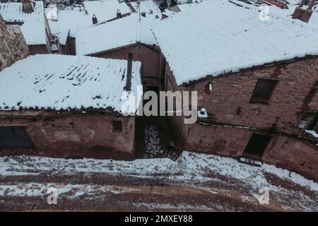 Vue sur le village de Valderrobres dans la province de Teruel avec la première neige. Banque D'Images