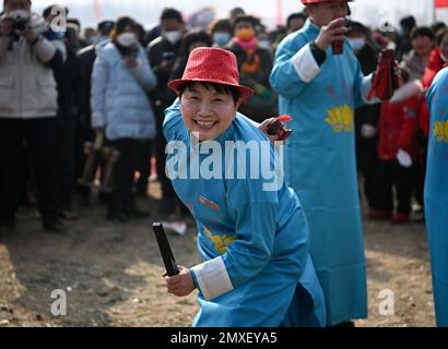(230203) -- BAOFENG, le 3 février 2023 (Xinhua) -- des artistes folkloriques se produisent au salon Quyi, dans le village de Mazie, dans le comté de Baofeng, dans la province de Henan, au centre de la Chine, le 3 février 2023. La foire de Majie Quyi a repris ses événements hors ligne après trois ans de suspension vendredi, le 13th jour du premier mois sur le calendrier lunaire chinois. Des artistes folkloriques de tout le pays se sont rassemblés dans le village de Mazie pour participer à la foire. La foire d'art populaire de Majie a une histoire de plus de 700 ans. L'événement serait originaire d'un artiste populaire prestigieux dans le village, dont de nombreux disciples se sont réunis pour célébrer son Banque D'Images
